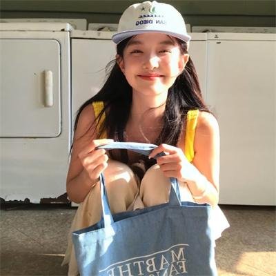 穿黄睡衣的女孩